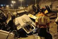 En Quito, un camión se volcó en la E35, sector Tababela, la madrugada de este viernes. La vía está cerrada en sentido norte–sur. 
