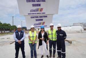 La ministra Inés Manzano (centro) estuvo presente en la entrega de las nuevas unidades de generación eléctrica. 