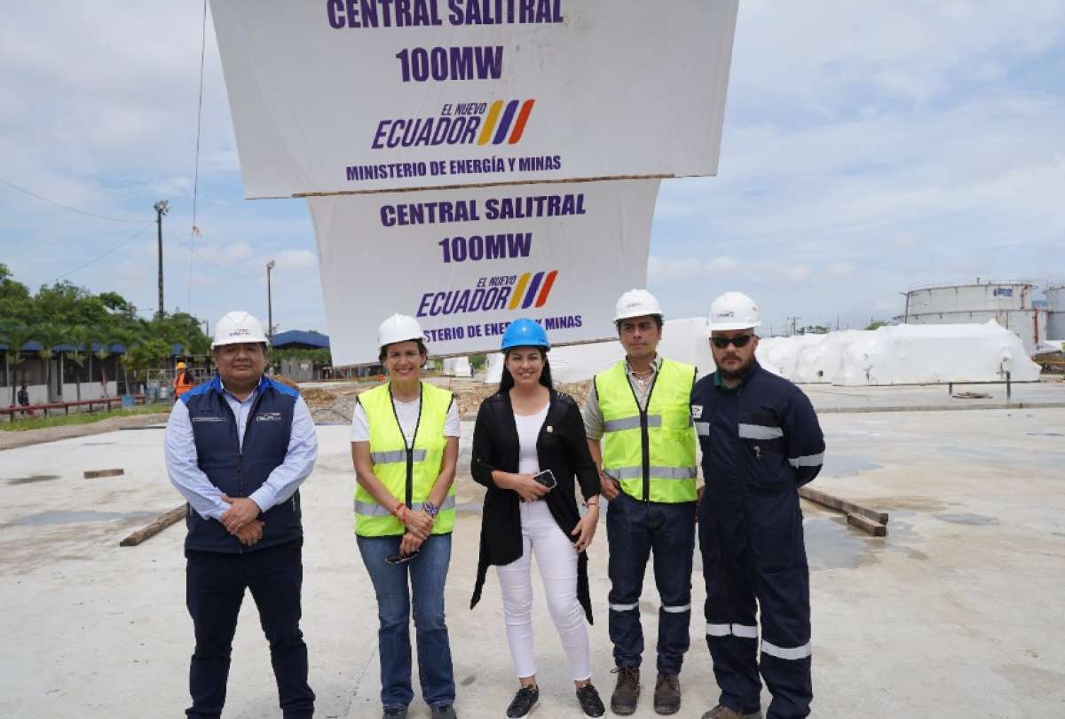 La ministra Inés Manzano (centro) estuvo presente en la entrega de las nuevas unidades de generación eléctrica.