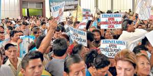 En el auditorio de la plaza Rodolfo Baquerizo, los asistentes mostraron su respaldo a la consulta con carteles. Foto: William Orellana / El Tel&eacute;grafo 