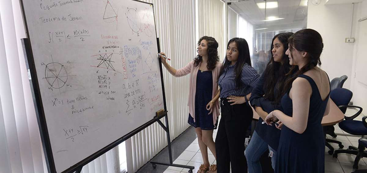 Valerie Bustos (izq.), Ana Paula y Mar&iacute;a Gratzia Indacochea (centro) y Valeria Barco (der.) promueven la vinculaci&oacute;n de las mujeres en las ciencias