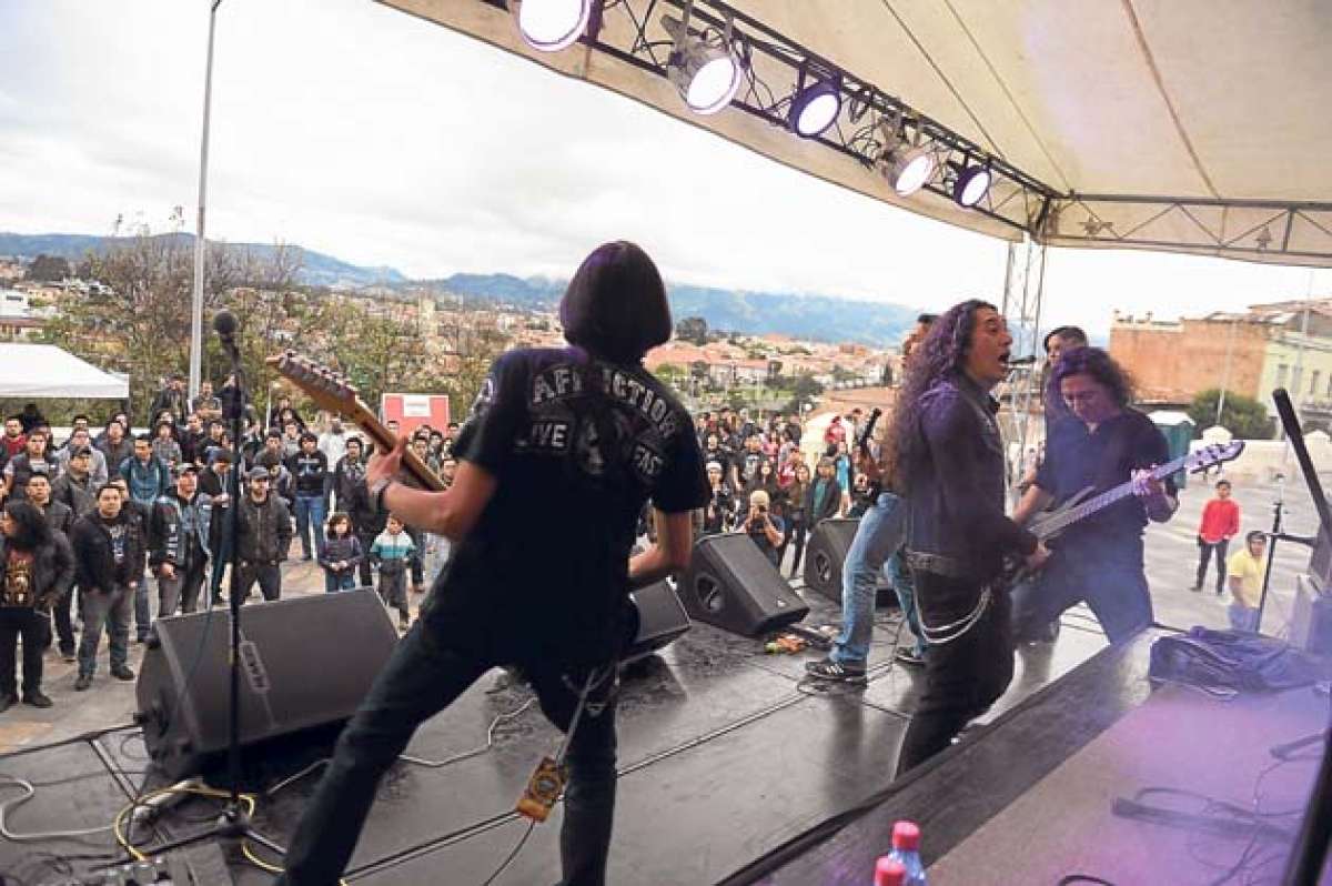 Las bandas de rock y sus seguidores disfrutan los conciertos que se realizan en diferentes sectores de Cuenca. Foto: Fernando Machado/El Tel&eacute;grafo