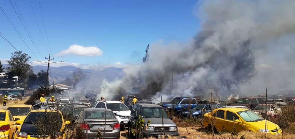 Incendio en patio de retenci&oacute;n vehicular afect&oacute; a decenas de autos en Quito