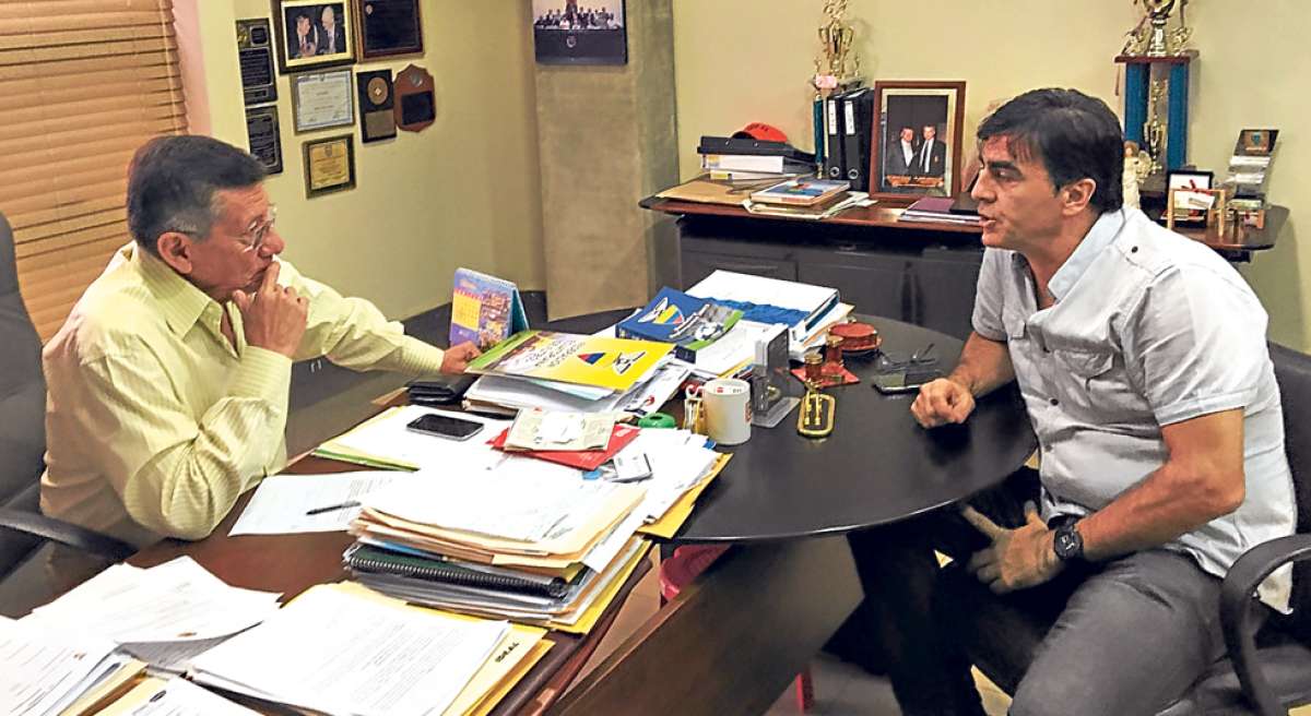 Gustavo Quinteros (der.) mantuvo una reuni&oacute;n de trabajo con Carlos Villac&iacute;s, presidente encargado de la Ecuaf&uacute;tbol. Foto: cortes&iacute;a