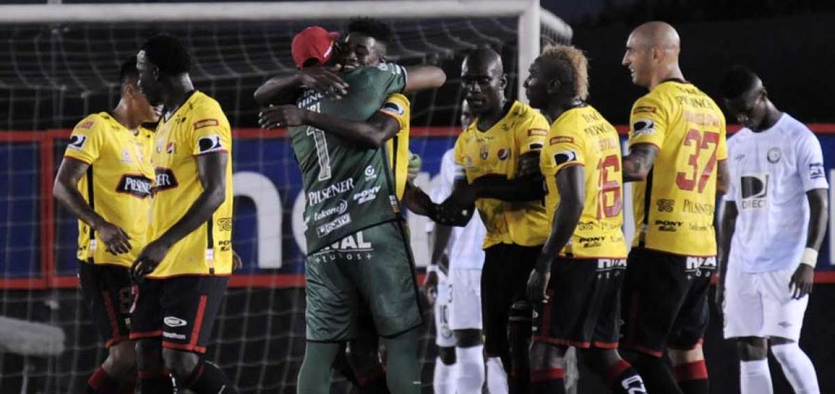 Jugadores del '&Iacute;dolo' festejando el primer gol del equipo. 