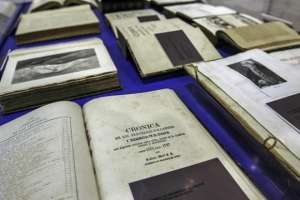 La exposici&oacute;n incluye tambi&eacute;n libros antiguos que explican la evoluci&oacute;n de los volcanes. Foto Andes