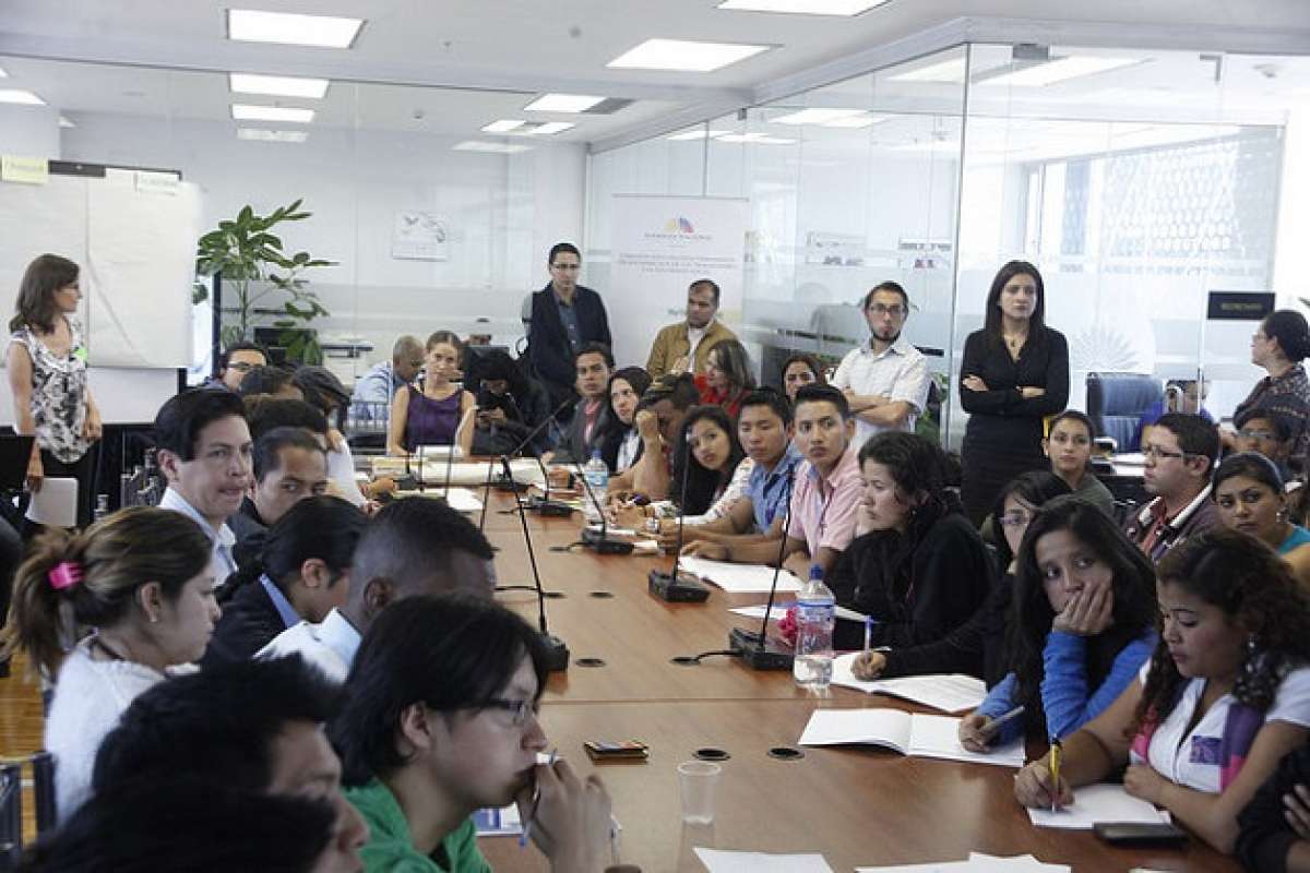 La ministra Cecila Vaca, durante una de las mesas de trabajo. Foto: Tomada del Flickr de la Asamblea Nacional