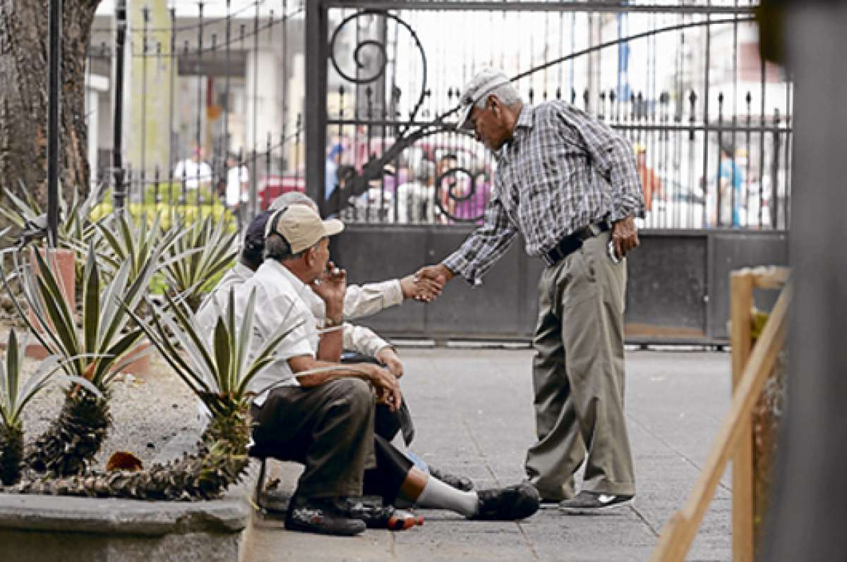 El parque Centenario sigue siendo uno de los espacios donde concurren masivamente los ciudadanos. Grupos de adultos mayores all&iacute; hacen vida social. 
