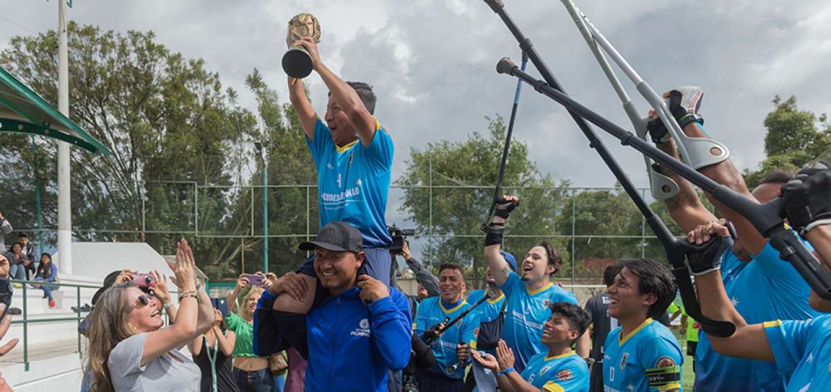 Con las muletas arriba, los jugadores de Android Letort festejan la consecuci&oacute;n de su segundo t&iacute;tulo nacional. La final se jug&oacute; en el Ministerio del Deporte.
