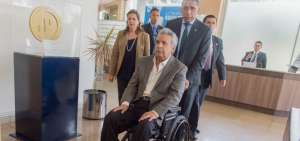 El presidente de la Rep&uacute;blica, Len&iacute;n Moreno, y la ministra del Interior, Mar&iacute;a Paula Romo, a su arribo al Hospital Metropolitano de Quito. 