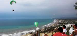 Desde el mirador de Crucita sobre el acantilado, ubicado al extremo sur, se puede observar la ca&iacute;da del sol.
