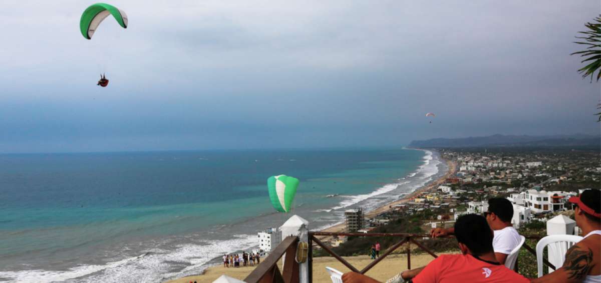 Desde el mirador de Crucita sobre el acantilado, ubicado al extremo sur, se puede observar la ca&iacute;da del sol.