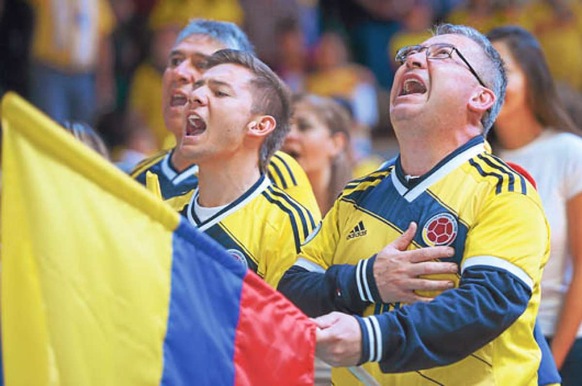 Los asistentes corearon euf&oacute;ricos el himno de Colombia y de igual forman gritaron los goles de James Rodr&iacute;guez, autor de los dos goles de Colombia. Foto: Santiago aguirre/ El Tel&eacute;grafo