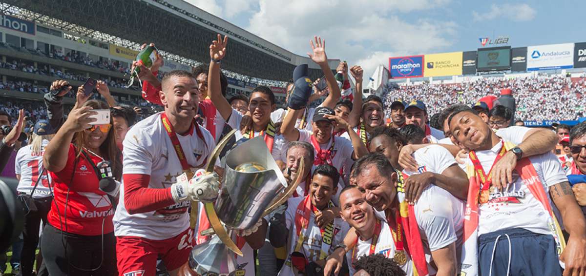 El arquero argentino Adri&aacute;n Gabbarini (con la copa en las manos) seguir&aacute; en Liga de Quito.