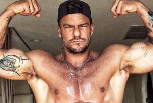 Alan Ritchson actu&oacute; fuera de c&aacute;maras y logr&oacute; detener a un sospechoso en Montreal.