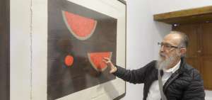 Carlos Rojas, uno de los curadores de la muestra, dice durante una visita guiada que el inter&eacute;s de Rufino Tamayo es explorar el color y las formas.  