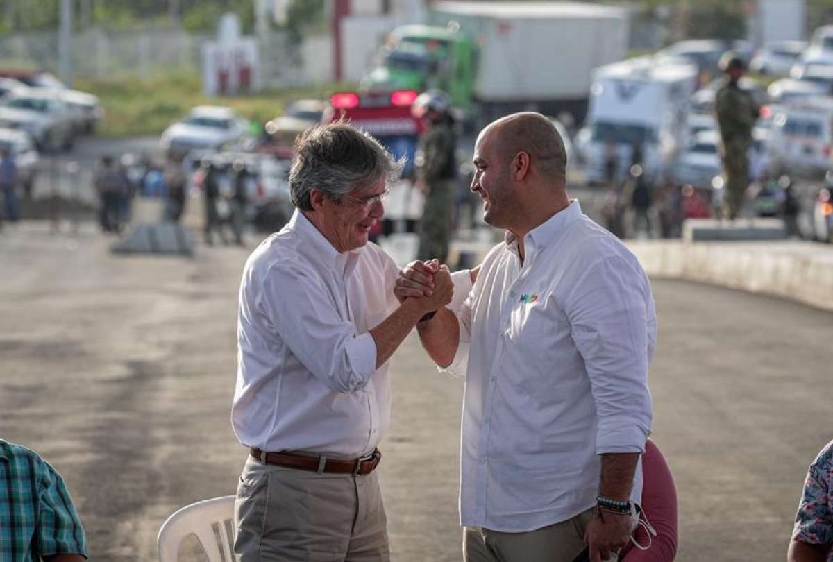 Guillermo Lasso (izq.), presidente de la República, saluda con  Agustín Intriago, alcalde de Manta