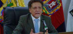El contralor subrogante durante la rueda de prensa.