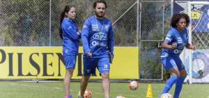 Ilia Castro Semionova junto con la entrenadora de la selecci&oacute;n nacional, Vanessa Ar&aacute;uz, en una pr&aacute;ctica en la Casa de la Selecci&oacute;n, en Quito.