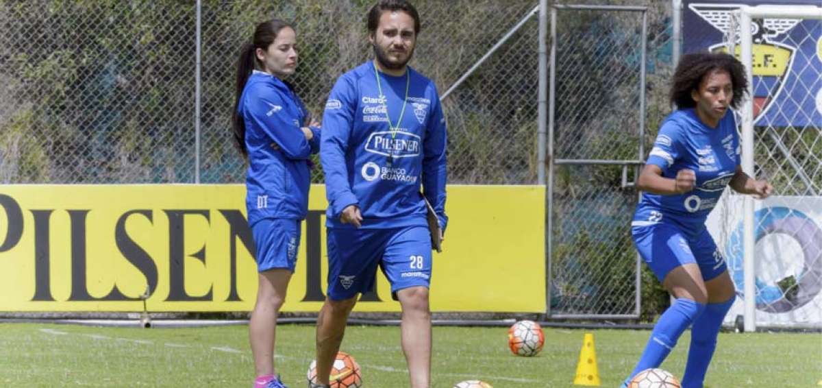 Ilia Castro Semionova junto con la entrenadora de la selecci&oacute;n nacional, Vanessa Ar&aacute;uz, en una pr&aacute;ctica en la Casa de la Selecci&oacute;n, en Quito.