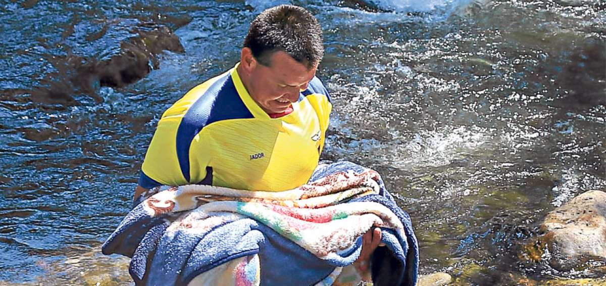 Lava ropa ajena en aguas del r&iacute;o Tomebamba con la piel de la Tri