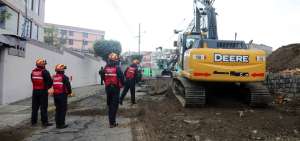 Personal y maquinaria de la Epmaps y Epmmop trabajaban en el sitio.