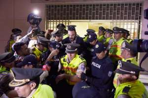 Milton Pozo, presidente del Tribunal, sali&oacute; y fue rodeado de polic&iacute;as al igual que las dem&aacute;s partes. Karly Torres / El Tel&eacute;grafo