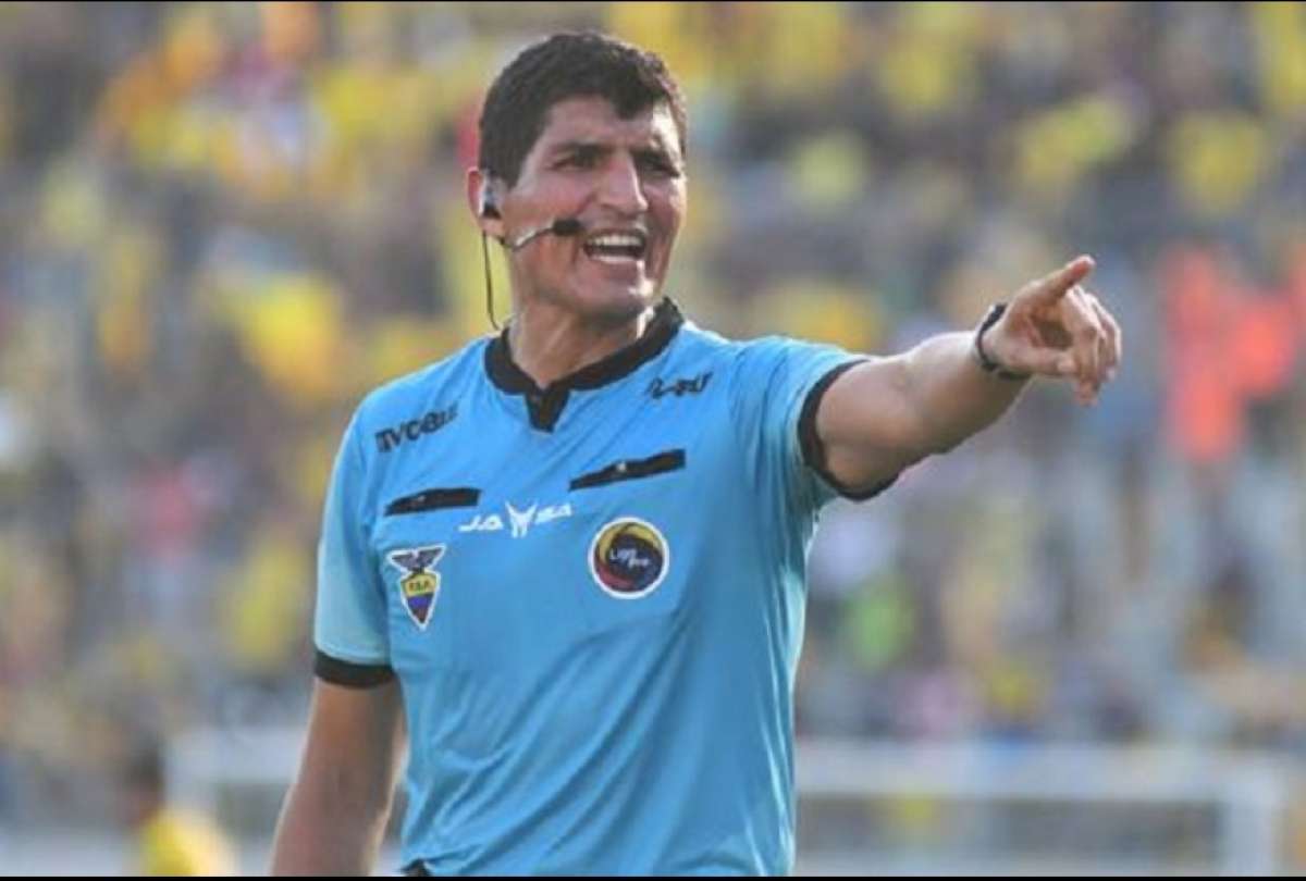 El árbitro Diego Lara fue agredido por hinchas del Deportivo Quito en un duelo de Segunda Categoría.