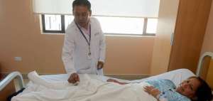Mar&iacute;a Elena Cede&ntilde;o recibe atenci&oacute;n por parte de Jos&eacute; Rafael Uge, director de las &Aacute;reas Cr&iacute;ticas del hospital.