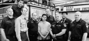 Alcides Moreno (centro) conoci&oacute; en 2008 a los miembros del Departamento de Bomberos de Nueva York que lo rescataron. 