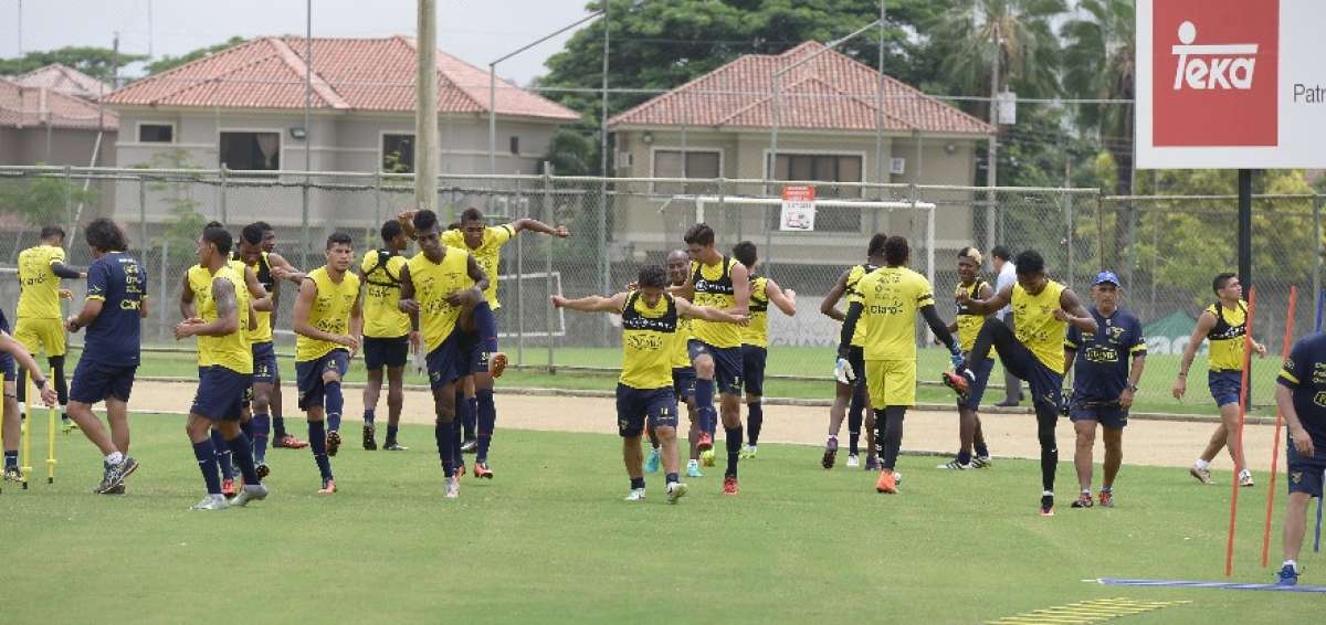 Los jugadores del combinado &lsquo;tricolor&rsquo; realizan trotes, dirigidos por el preparador f&iacute;sico, Rodrigo Figueroa (der.).