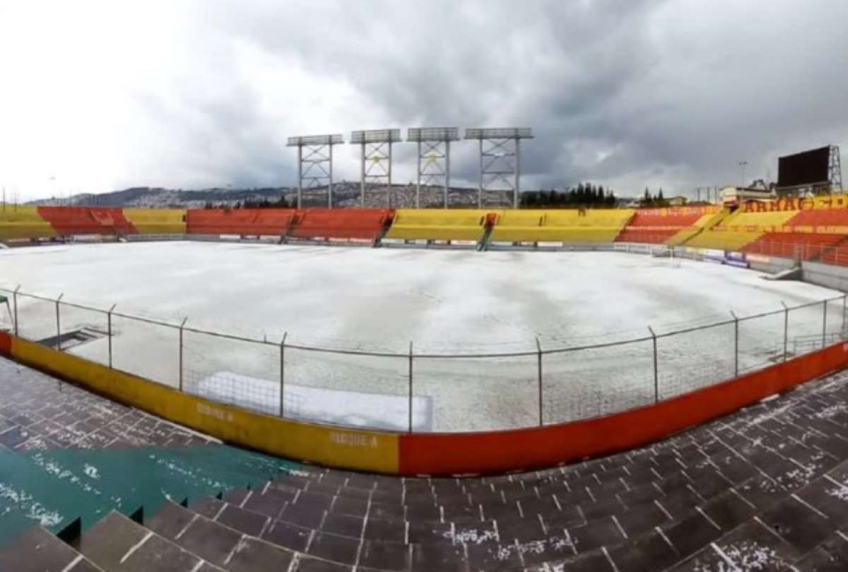 El estadio del Aucas se cubrió de un manto blanco, tras las lluvias en la capital ecuatoriana.