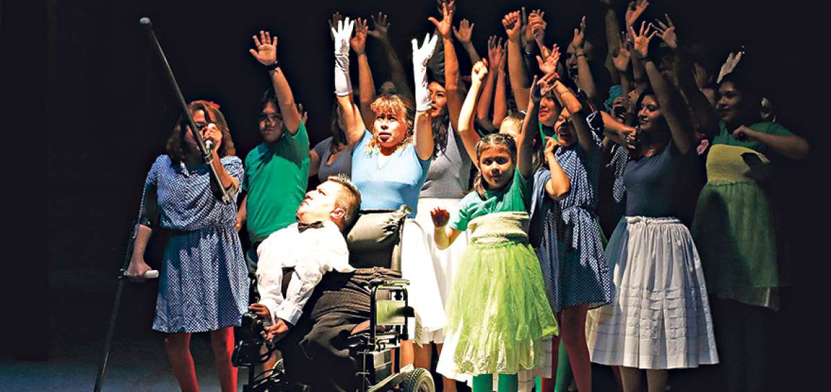 Un grupo de j&oacute;venes con autismo y en sillas de rueda act&uacute;a en la obra &lsquo;Danza de la resistencia&rsquo;. Cuando se levanta el tel&oacute;n entran los bailarines. 