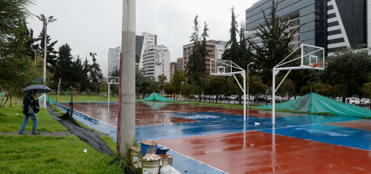 Tanto las canchas cerradas como las que est&aacute;n en uso tienen fisuras en el material acr&iacute;lico.