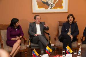 Delcy Rodr&iacute;guez, canciller de Venezuela; en representaci&oacute;n de la Celac, Ricardo Pati&ntilde;o, y la canciller colombiana Mar&iacute;a &Aacute;ngela Holgu&iacute;n. Foto: AFP