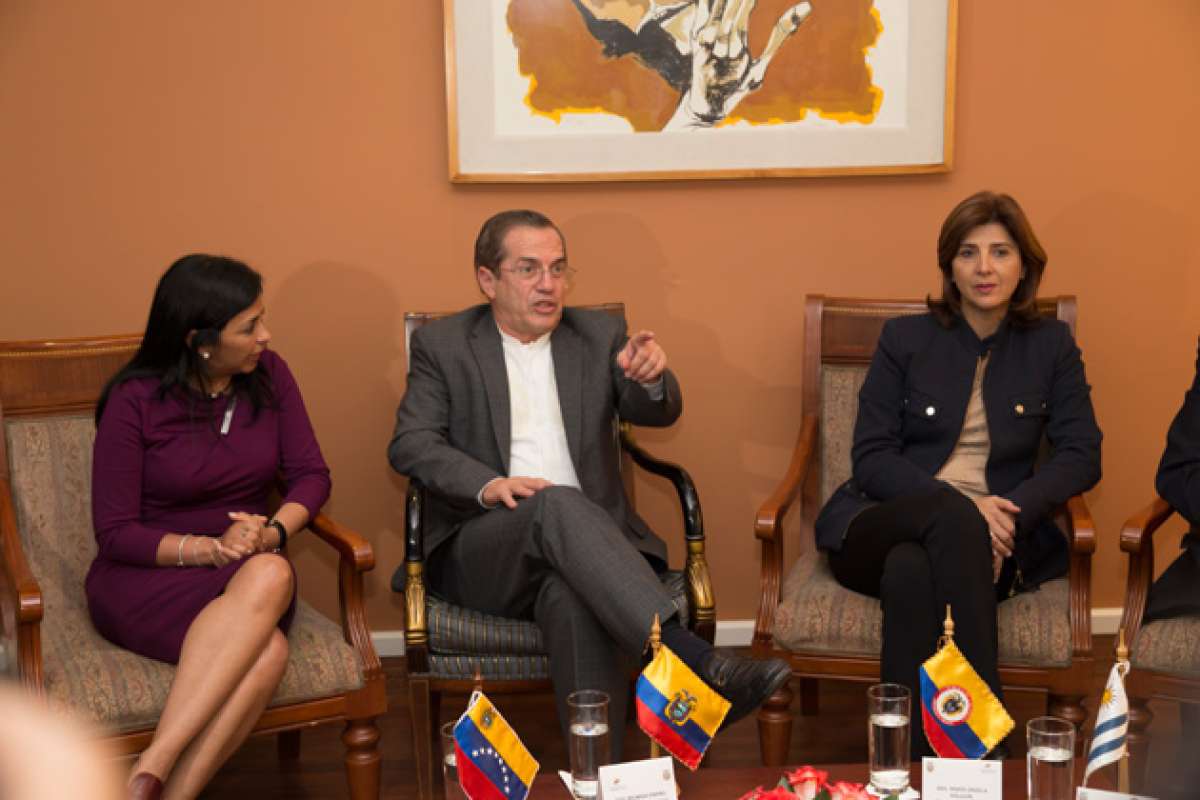 Delcy Rodr&iacute;guez, canciller de Venezuela; en representaci&oacute;n de la Celac, Ricardo Pati&ntilde;o, y la canciller colombiana Mar&iacute;a &Aacute;ngela Holgu&iacute;n. Foto: AFP