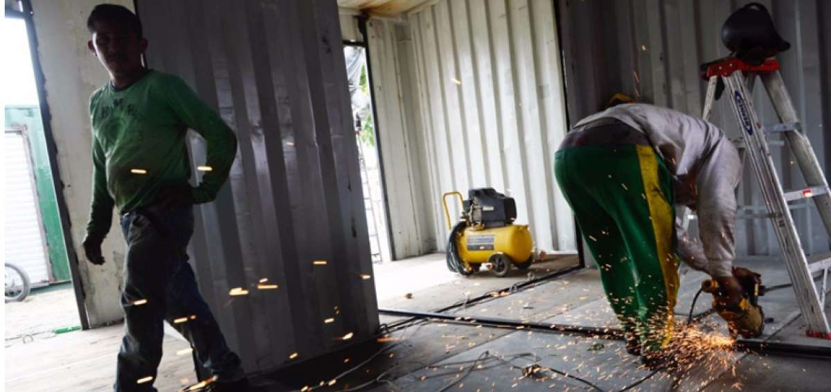 Trabajos en contenedores donde ser&aacute;n reubicados comerciantes en Tarqui