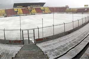 El gramado del escenario deportivo del Aucas, ubicado en el sur de la capital, qued&oacute; cubierto de granizo ayer. Foto: Tomada del Twitter
