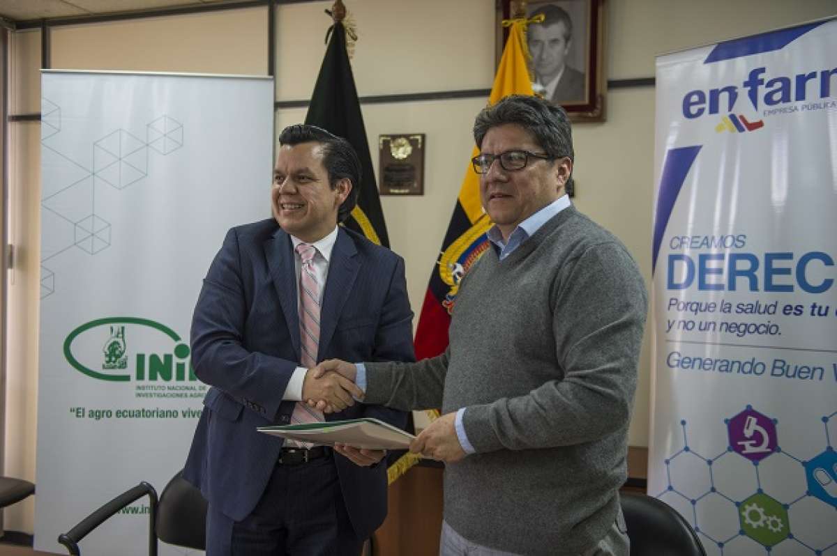 El director general de Iniap y el gerente de Enfarma firmaron el acuerdo que favorecer&aacute; a la matriz productivo. Foto: Fernando Sandoval/ EL TEL&Eacute;GRAFO