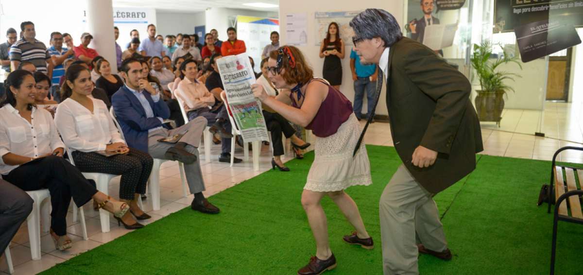 Los actores Daniel Cueva y Luisa Cuesta desarrollaron un skecth teatral donde expusieron los beneficios de ser parte de La Sociedad de Lectores.