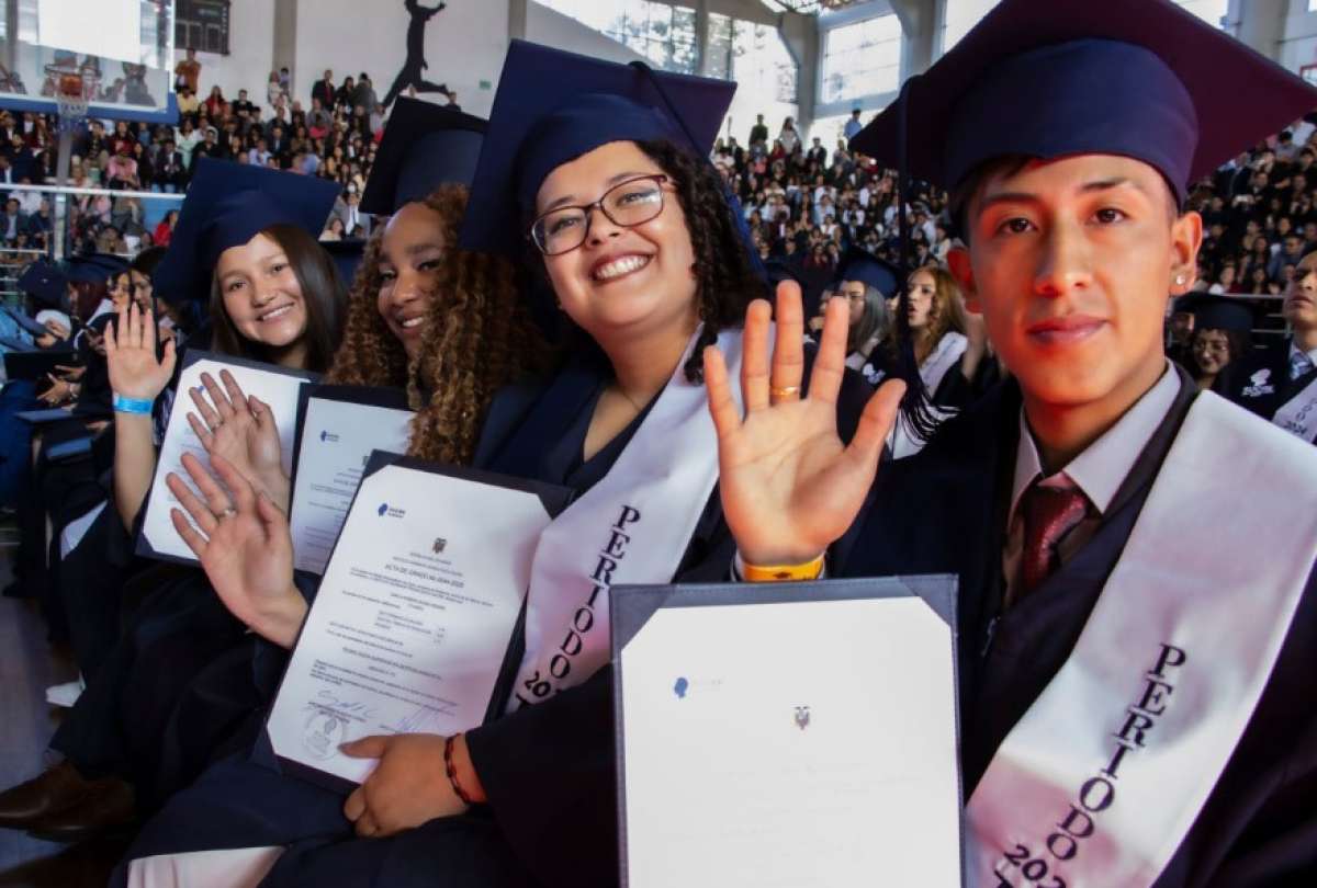 Jóvenes bachilleres del Ecuador