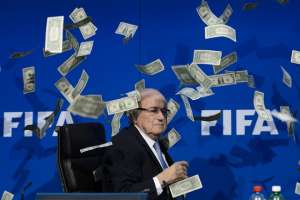 "Blatter ense&ntilde;&oacute; a robar a Platini", seg&uacute;n Maradona