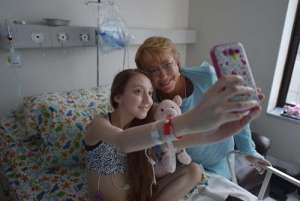 El d&iacute;a en que la mandataria visit&oacute; a Valentina, esta le hizo varias peticiones. Foto: Archivo / AFP