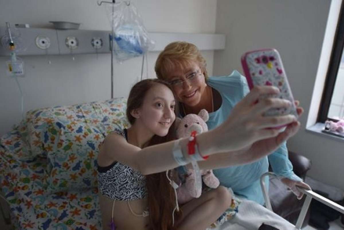 El d&iacute;a en que la mandataria visit&oacute; a Valentina, esta le hizo varias peticiones. Foto: Archivo / AFP
