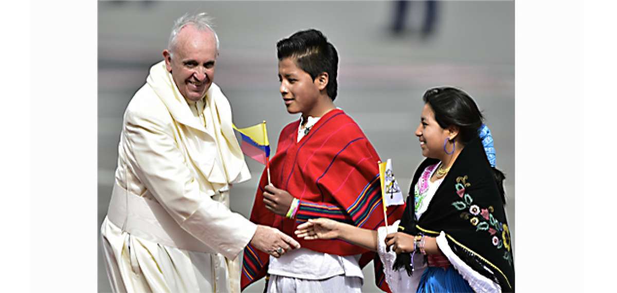 El papa Francisco lleg&oacute; a las 14:44 y salud&oacute; a los ni&ntilde;os ind&iacute;genas que lo recibieron. Foto: AFP