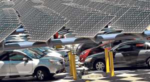 Parte del plan de EE.UU. implica que m&aacute;s autos utilicen paneles solares. Los ambientalistas dicen que los compromisos por reducir el CO2 son m&iacute;nimos. Foto: AFP