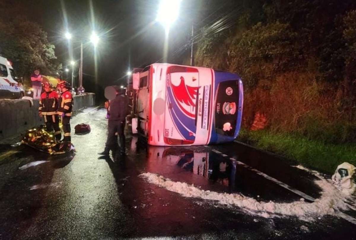 Equipos de emergencia atendieron a los pasajeros heridos tras el volcamiento del bus en la avenida Sim&oacute;n Bol&iacute;var.