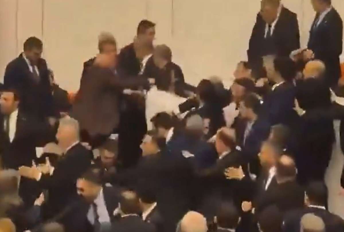 El Parlamento se convirti&oacute; en un ring