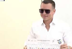 El actual presidente Daniel Noboa votó este domingo, 9 de febrero de 2025. Llegó acompañado de su esposa e hijo. 