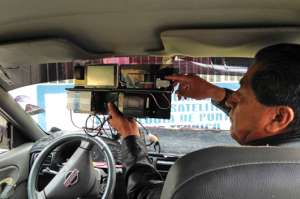 La Empresa de Movilidad y los agentes de tr&aacute;nsito son los encargados de realizar los controles del uso de tax&iacute;metros en la ciudad. Foto: Jos&eacute; Luis LLivisaca│ El Tel&eacute;grafo